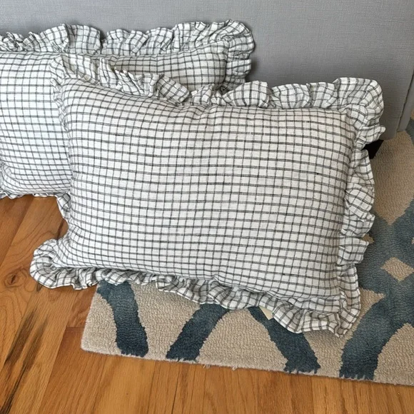 Frontgate Ruffled Pillows - 20” x 14” - Picture 4 of 16